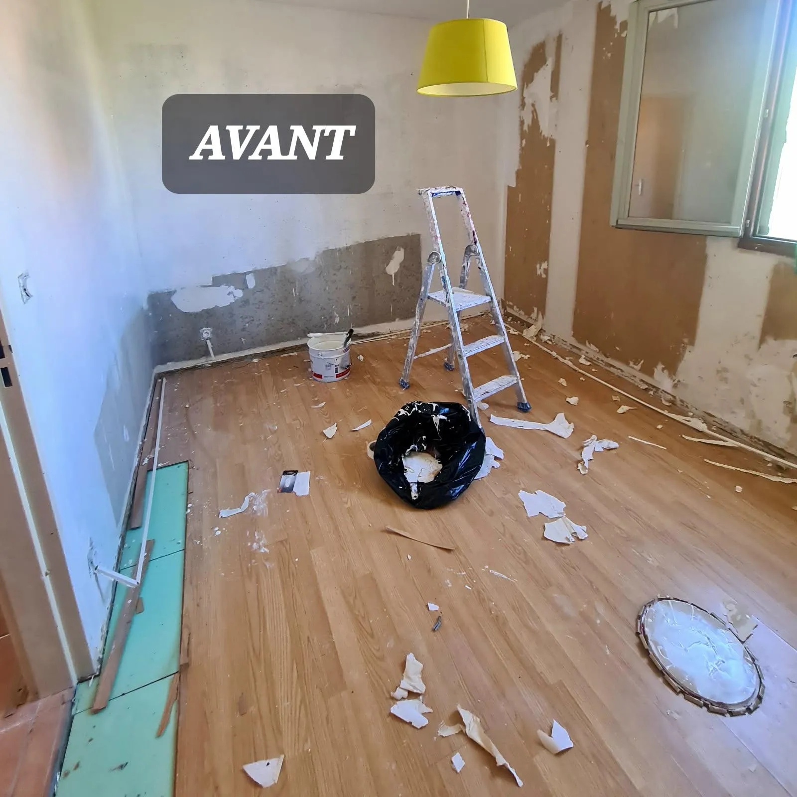 Chantier 1 avant : murs mis à nu et préparation des supports autour de la fenêtre