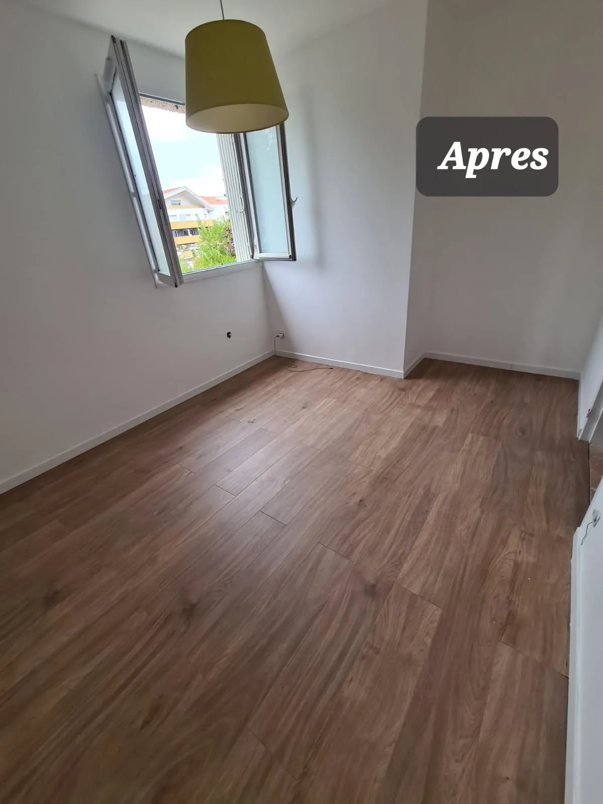 Chantier 1 après : murs remis en peinture claire autour de la même fenêtre