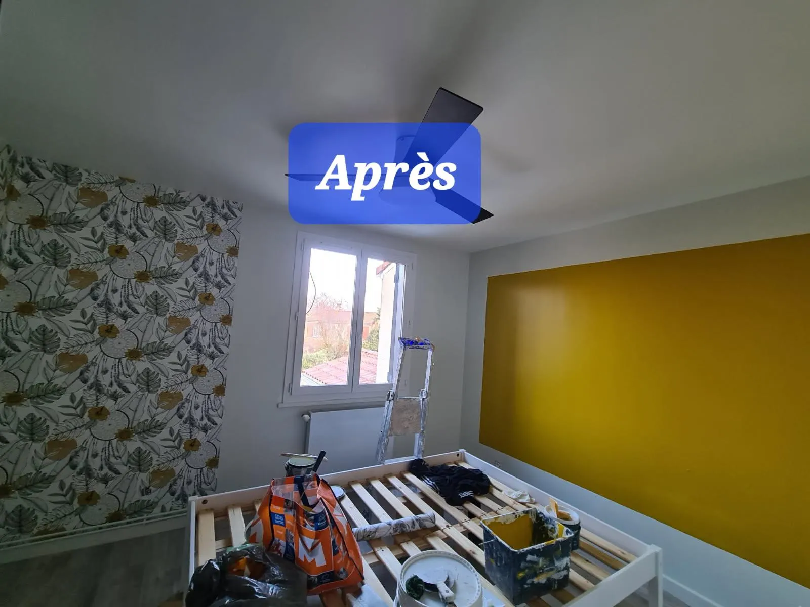 Chantier 2 après remise en couleur : mur jaune et papier peint végétal, matériel encore présent