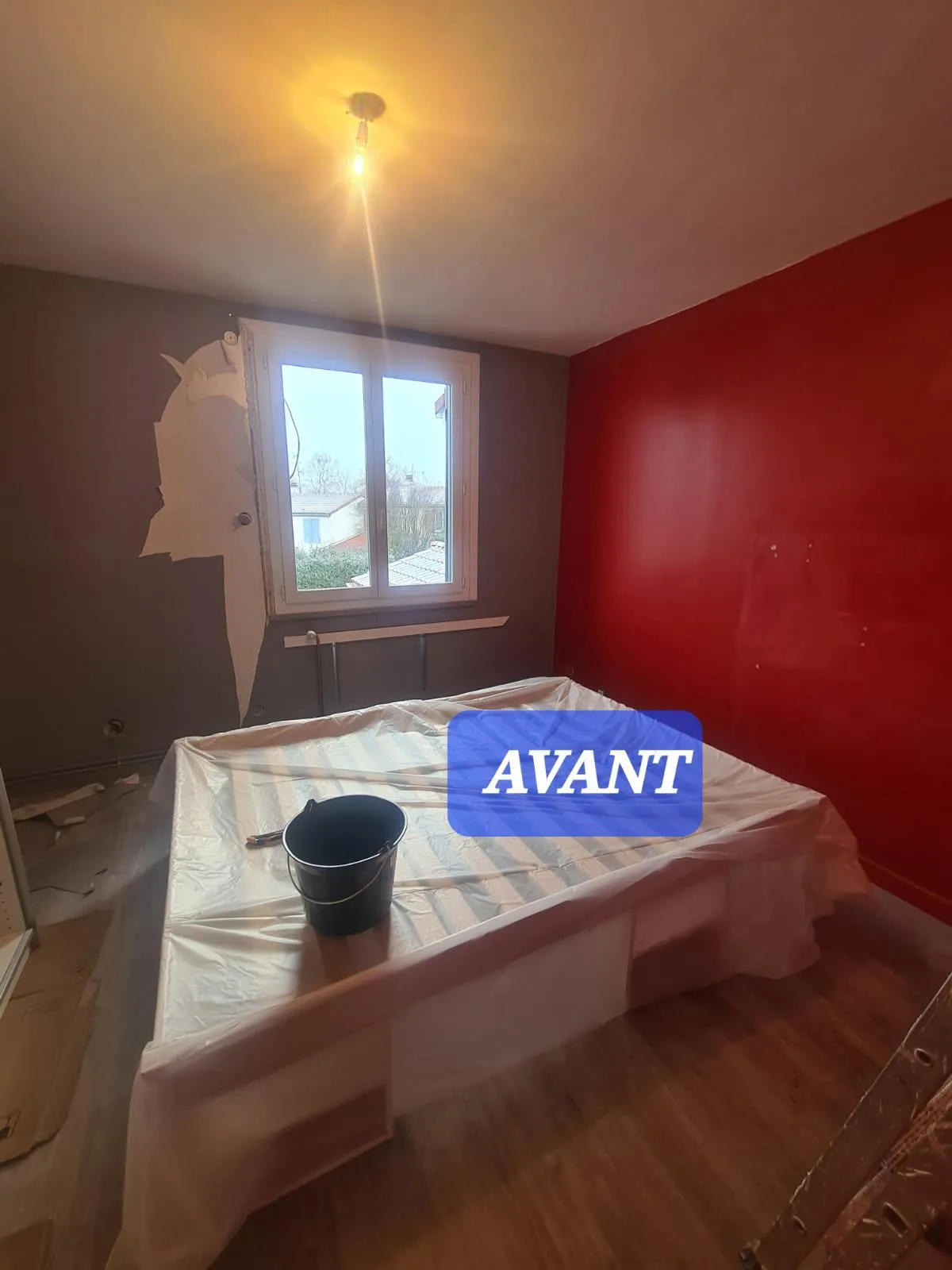 Chantier 2 avant : chambre aux murs rouges avec reprises de surface en cours